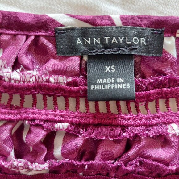 Ann Taylor Plum and White Floral Cutout Tie Neck Shell, XS - Picture 4 of 5
